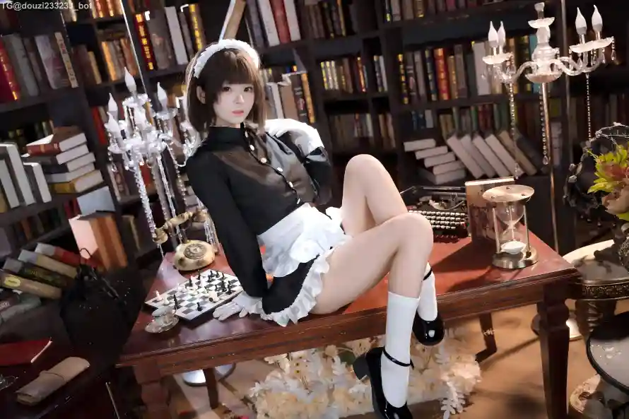 5k书房壁纸-书架 - 书桌-女仆「哲风壁纸」
