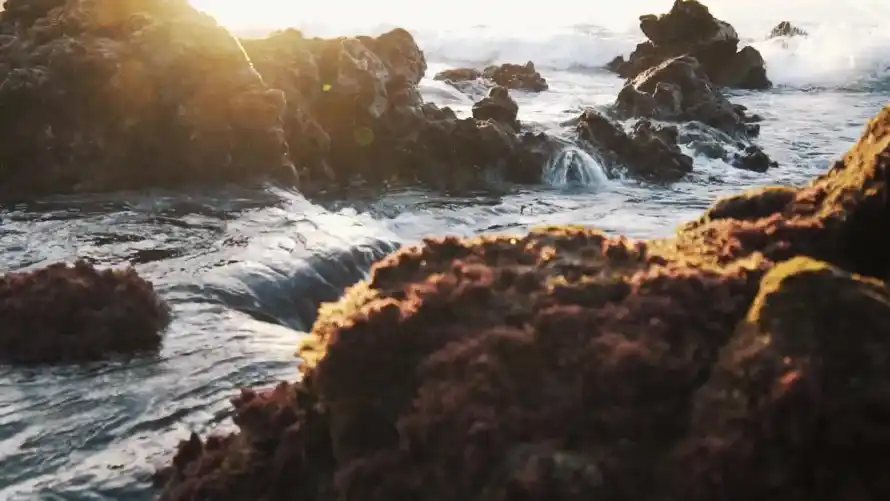 2k岩石壁纸-日落 - 浪花-海景「哲风壁纸」