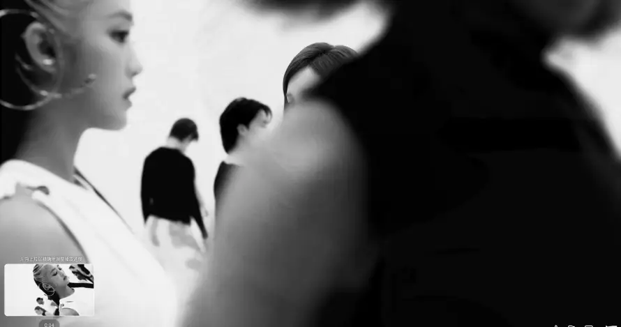 3k人群壁纸-侧脸 - 吊带-女团「哲风壁纸」