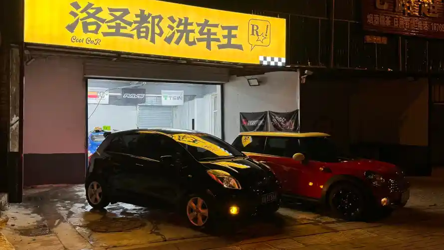 4k夜晚壁纸-招牌 - 汽车-潮湿「哲风壁纸」