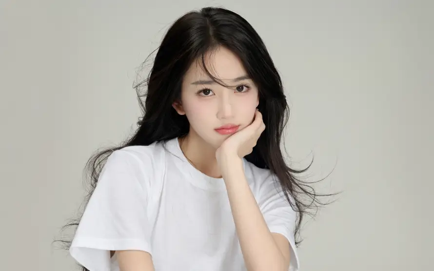 4k壁纸壁纸-少女 - 托腮-浅灰「哲风壁纸」
