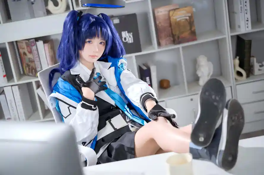 5k书架壁纸-制服 - 室内-御姐「哲风壁纸」