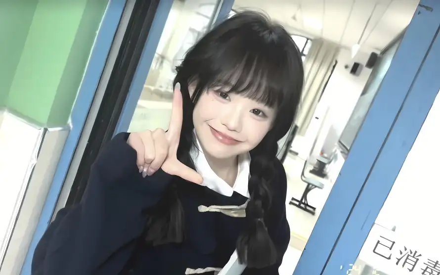 4k可爱壁纸-室内 - 少女-微笑「哲风壁纸」