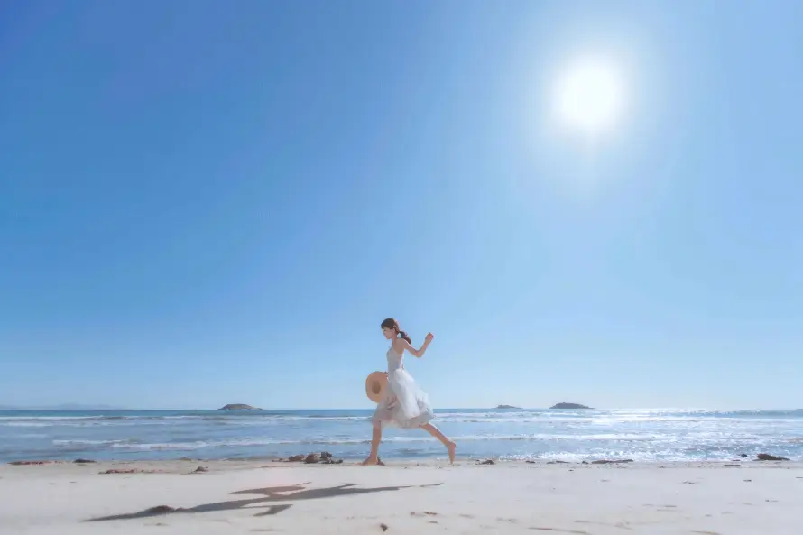 8k少女壁纸-快乐 - 晴天-沙滩「哲风壁纸」