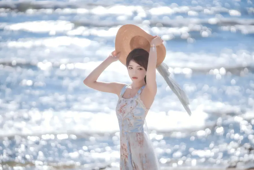 8k女生壁纸-海边 - 碎花-草帽「哲风壁纸」