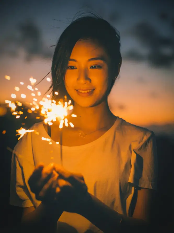 4k人像壁纸 - 夜晚 - 少女 - 微笑「哲风壁纸」
