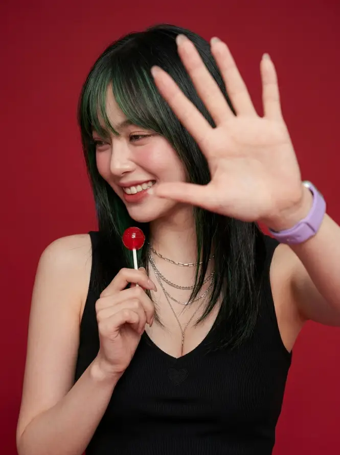 4k伸手壁纸 - 吃糖 - 女生 - 微笑「哲风壁纸」