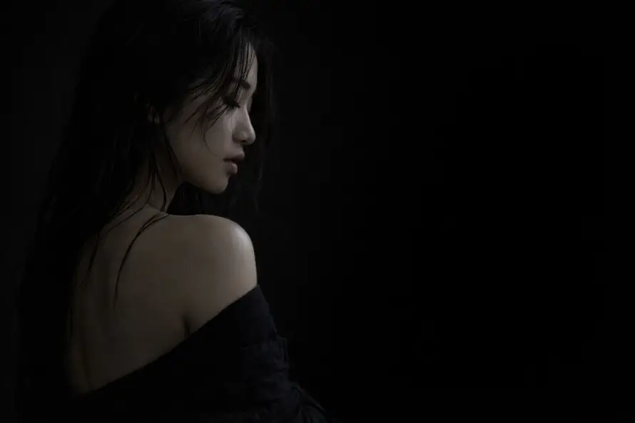 2k侧颜壁纸-女生 - 暗调-短发「哲风壁纸」