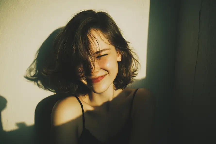 5k光影壁纸-少女 - 微笑-早晨「哲风壁纸」