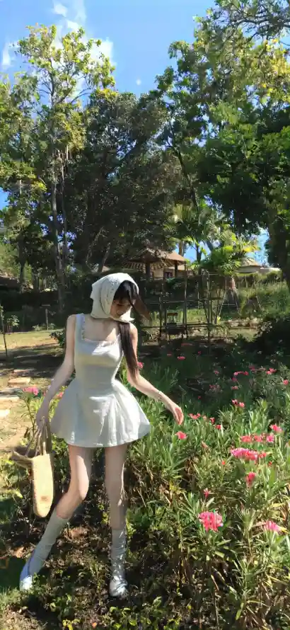 4k少女壁纸 - 户外 - 晴天 - 树木「哲风壁纸」