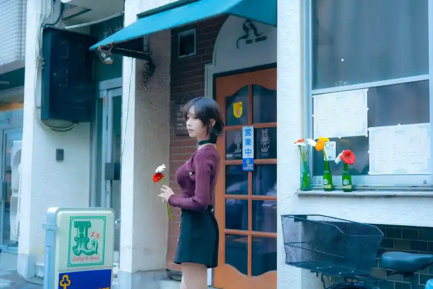 10k店铺壁纸-红花 - 美女-街拍「哲风壁纸」