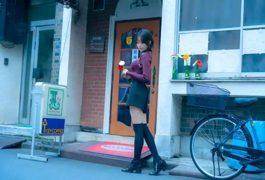 10k美女壁纸-街拍 - 自行车-临街商铺「哲风壁纸」