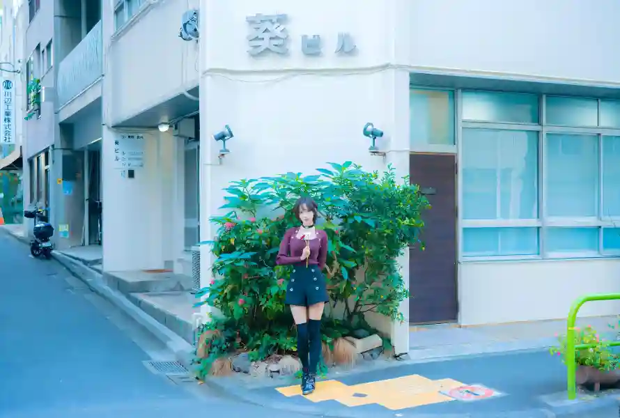 10k绿植壁纸-美女 - 街拍-城市街道「哲风壁纸」