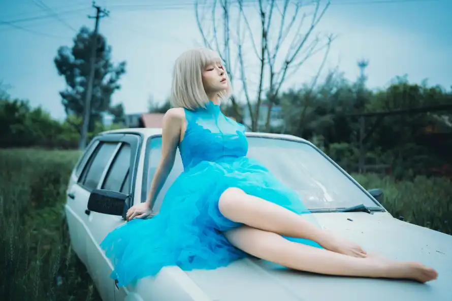 6k少女壁纸-户外 - 树木-汽车「哲风壁纸」
