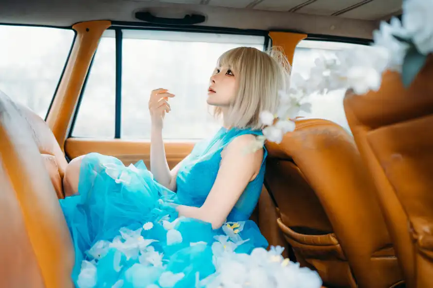 6k少女壁纸-汽车 - 短发-车内「哲风壁纸」
