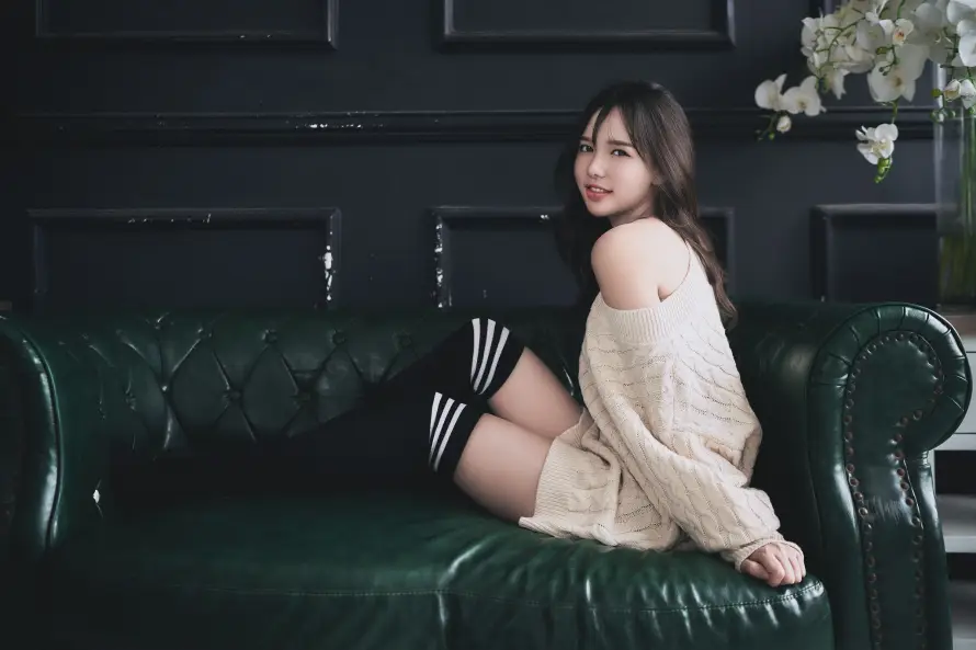 2k复古壁纸-室内 - 少女-沙发「哲风壁纸」