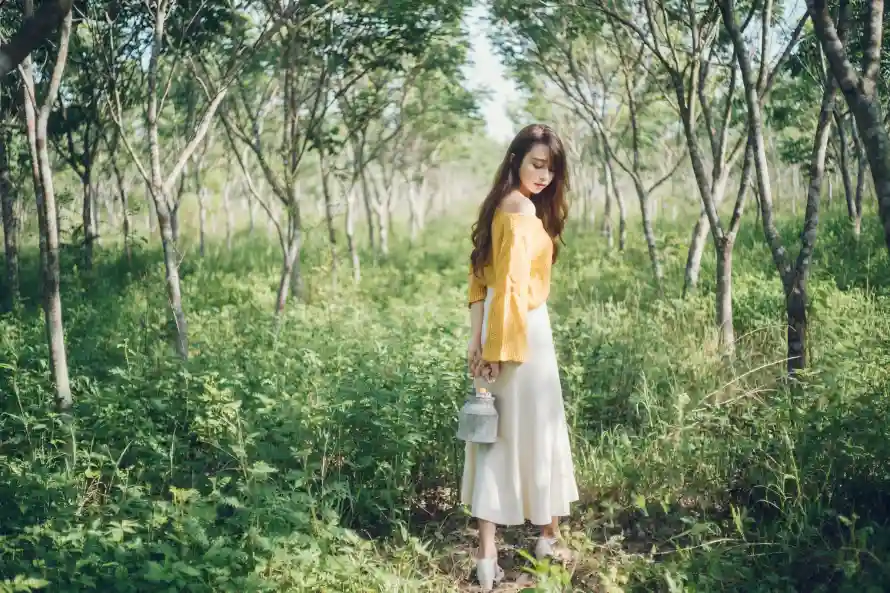 2k少女壁纸-户外 - 树林-清新「哲风壁纸」