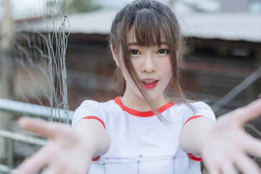 2k人像壁纸-伸手 - 户外-红唇「哲风壁纸」