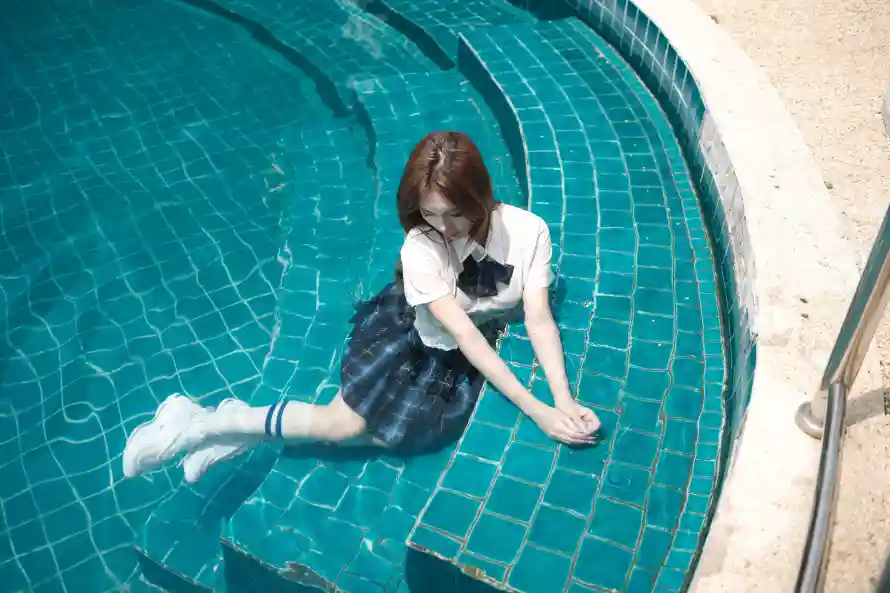 6k休闲壁纸-夏日 - 少女-泳池「哲风壁纸」