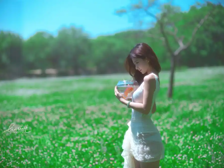4k少女壁纸-鱼 - 户外-树木「哲风壁纸」