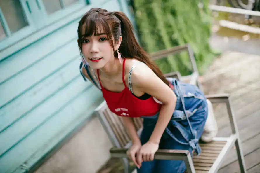 4k女生壁纸-户外 - 绿植-长发「哲风壁纸」