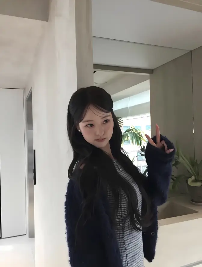 4k女生壁纸 - 室内 - 比耶 - 绿植「哲风壁纸」