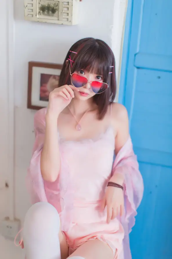 4k墨镜壁纸 - 室内 - 少女 - 甜美「哲风壁纸」