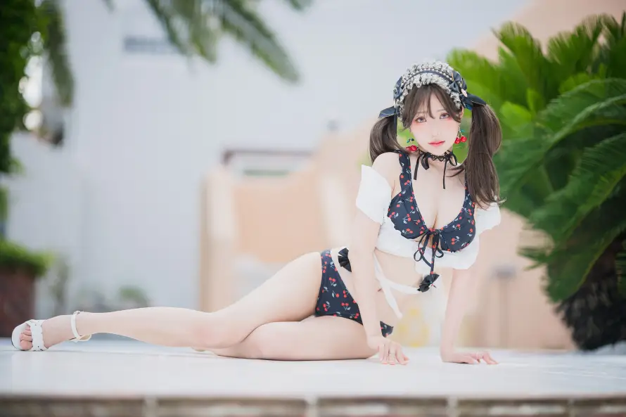2k外景壁纸-少女 - 泳装-绿植「哲风壁纸」