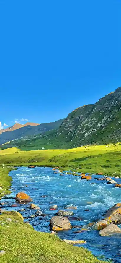 4k山丘壁纸 - 岩石 - 晴天 - 河流「哲风壁纸」