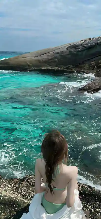 4k女生壁纸 - 岩石 - 海岸 - 海水「哲风壁纸」