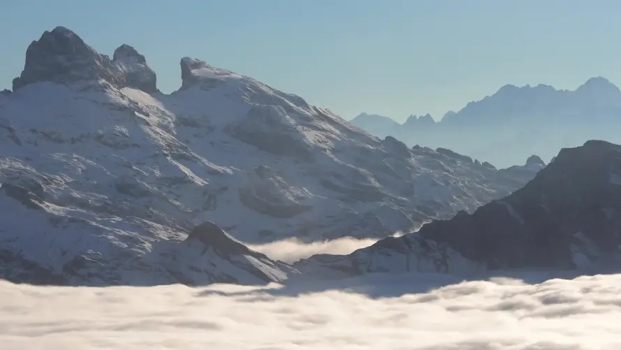 4k晴朗壁纸-蓝天 - 远山-雪山「哲风壁纸」