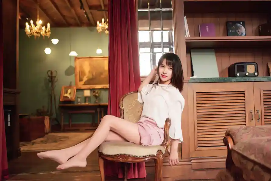 2k丝袜壁纸-吊灯 - 美女-长发「哲风壁纸」