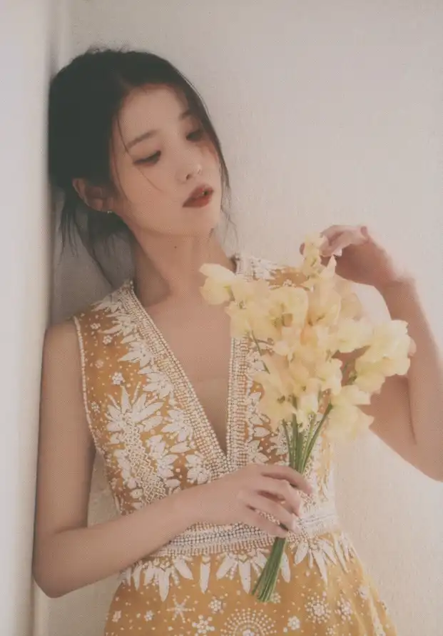 4kIU壁纸 - 女神 - 捧花 - 温柔「哲风壁纸」