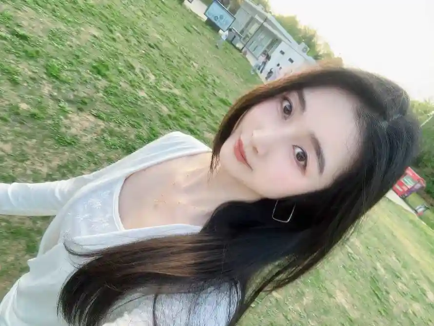 2k美女壁纸-草地 - 长发-黑发「哲风壁纸」