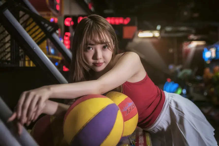 5k夜晚壁纸-室内 - 少女-暖光「哲风壁纸」