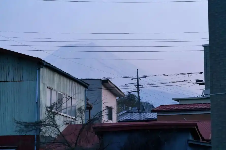 3k城镇壁纸-屋顶 - 山峰-民居「哲风壁纸」 3k城镇壁纸-屋顶 - 山峰-民居「哲风壁纸」