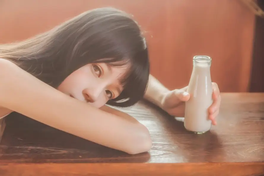 8k人像壁纸-少女 - 暖调-木桌「哲风壁纸」