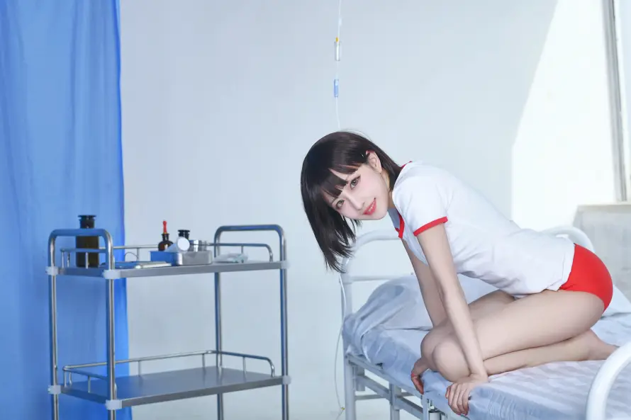 4k室内壁纸-少女 - 病床-短发「哲风壁纸」
