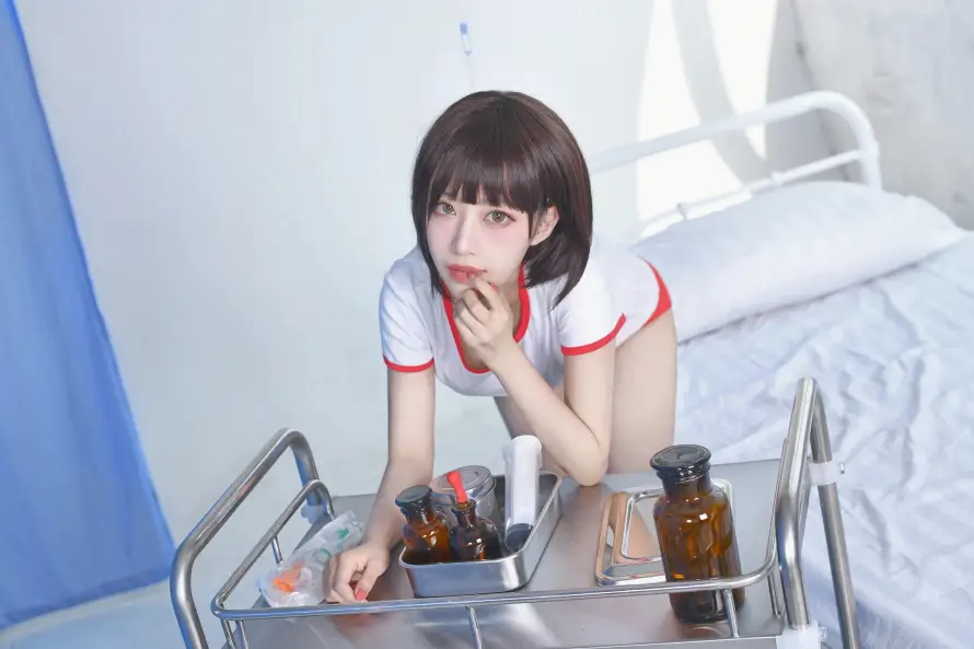 4k写真壁纸-少女 - 病床-短发「哲风壁纸」