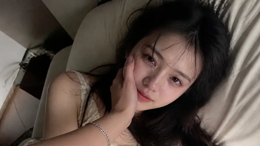 2k吊带壁纸-女友 - 女生-室内「哲风壁纸」