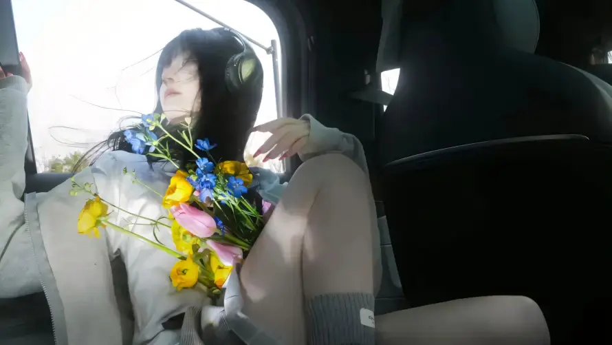 2k光影壁纸-捧花 - 美女-车内「哲风壁纸」