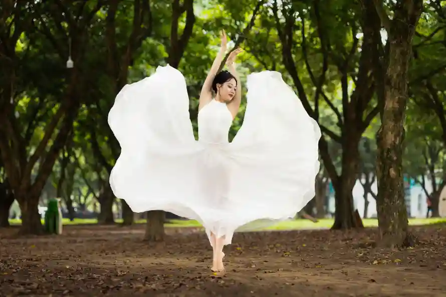 6k女性壁纸-户外 - 林间-树林「哲风壁纸」