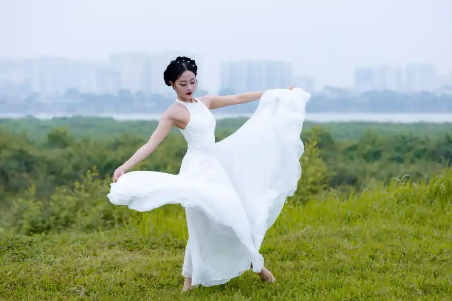 6k女性壁纸-户外 - 纱裙-草坪「哲风壁纸」