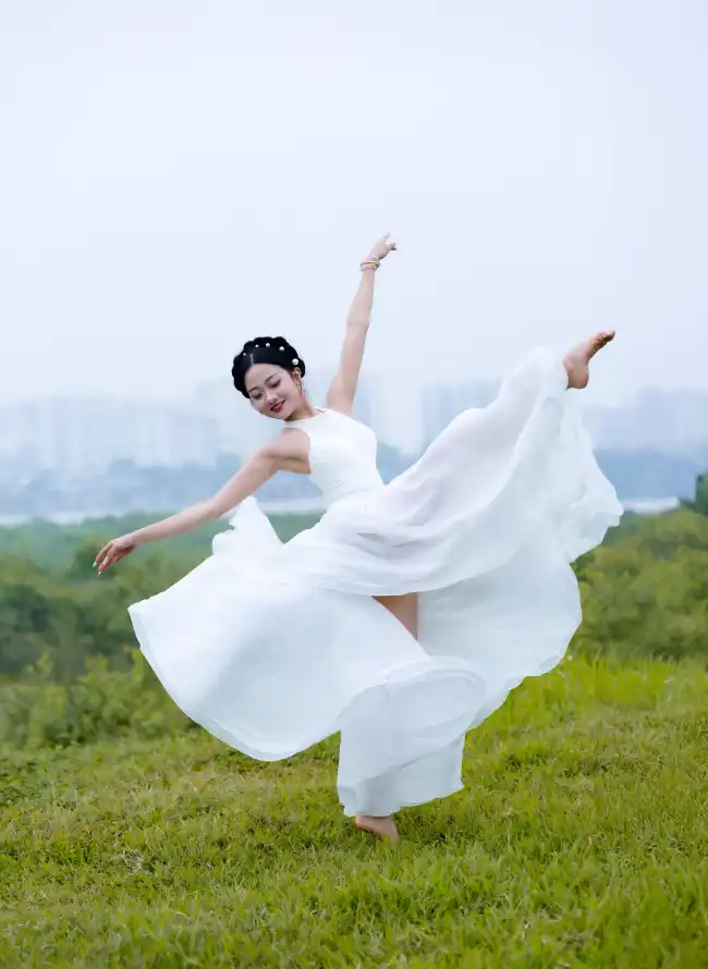 4k优雅壁纸 - 女性 - 户外 - 白裙「哲风壁纸」