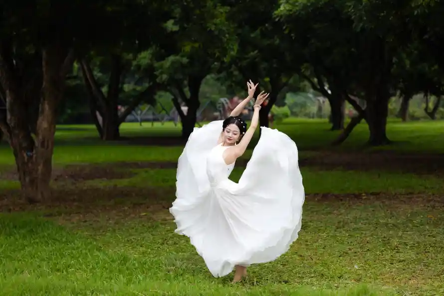 6k女性壁纸-户外 - 林间-树林「哲风壁纸」