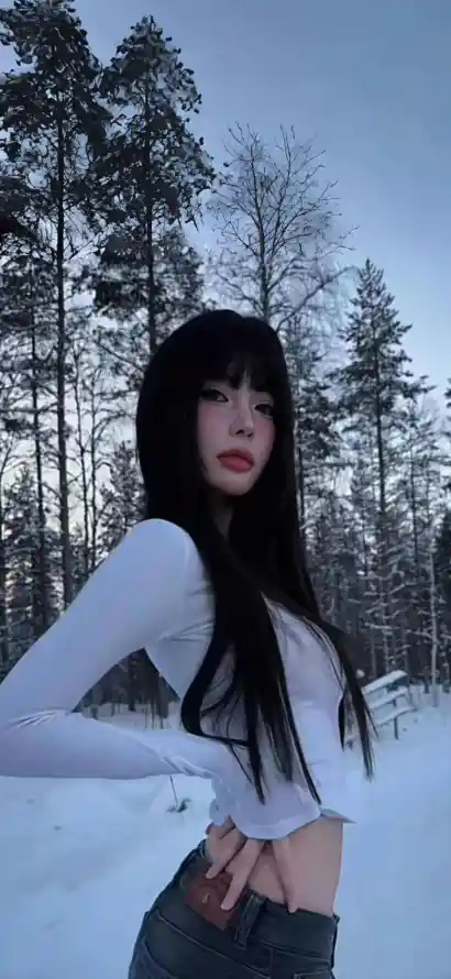 4k冬日壁纸 - 户外 - 松林 - 美女「哲风壁纸」