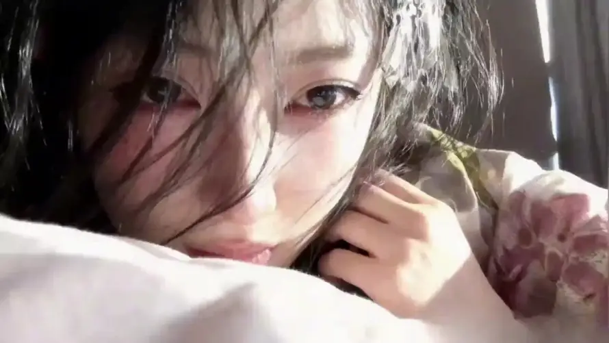 4k女生壁纸 - 床上 - 慵懒 - 温柔「哲风壁纸」