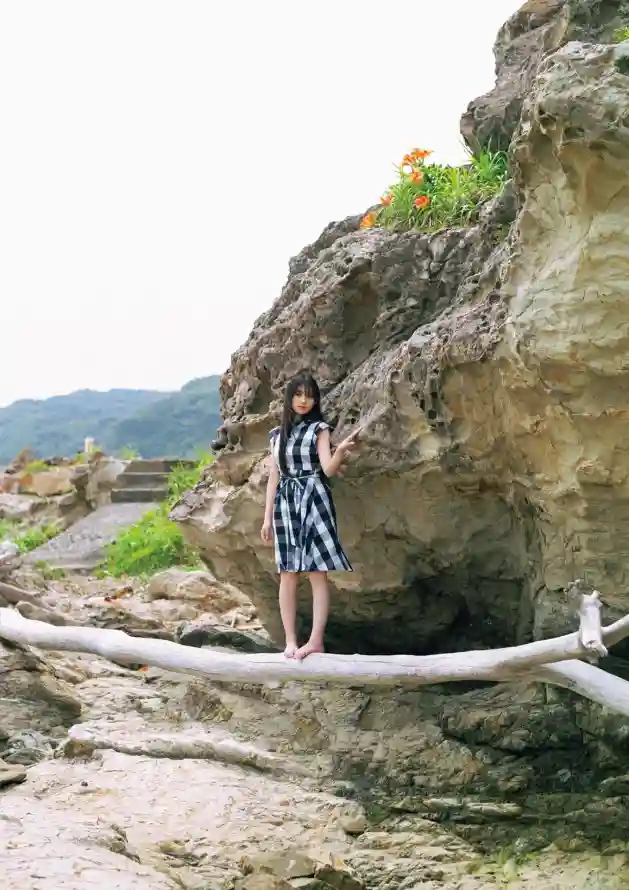 4k少女壁纸 - 岩石 - 户外 - 枯木「哲风壁纸」