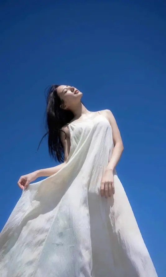 4k仰头壁纸 - 少女 - 户外 - 清新「哲风壁纸」