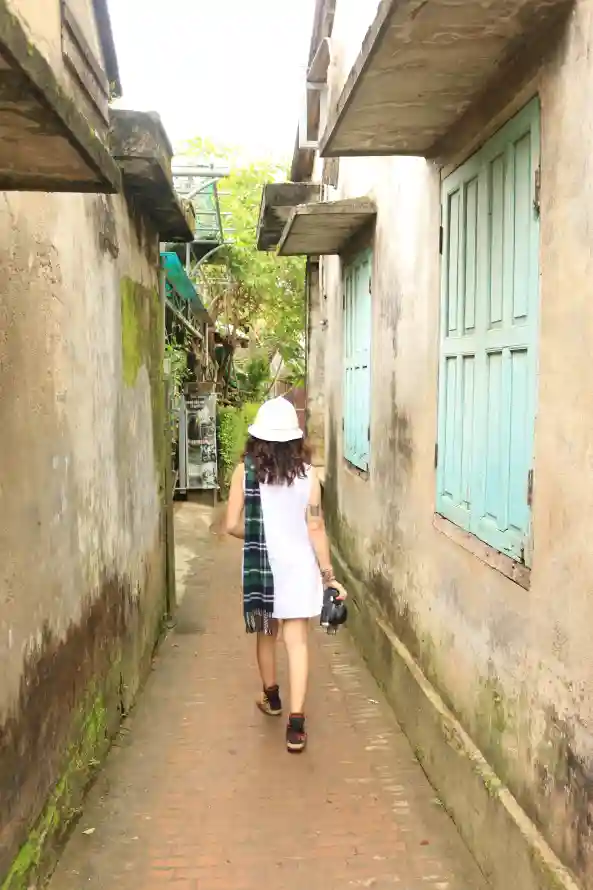 4k复古壁纸 - 女孩 - 小巷 - 房子「哲风壁纸」